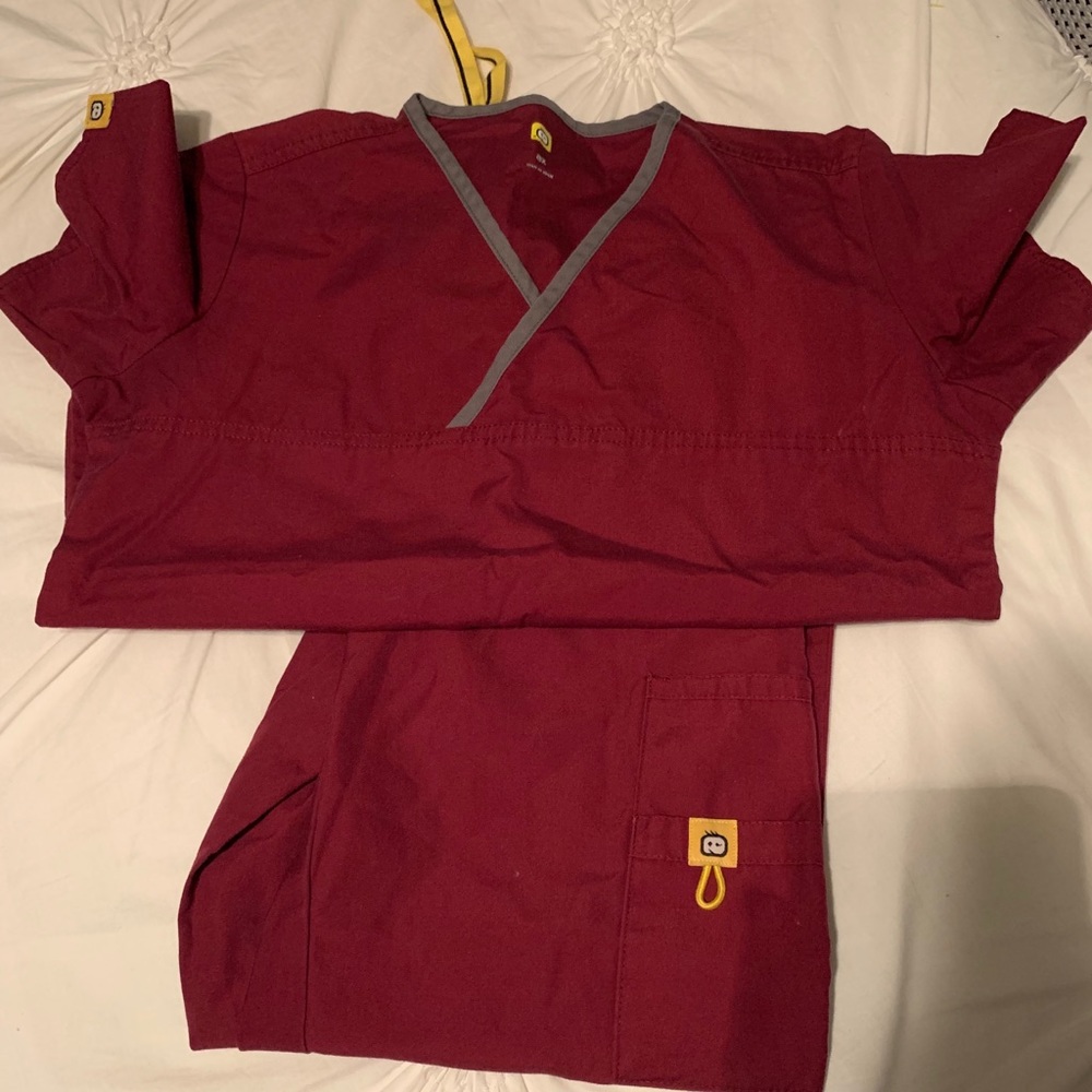 Maroon wonder wink scrubs size xsmall petite